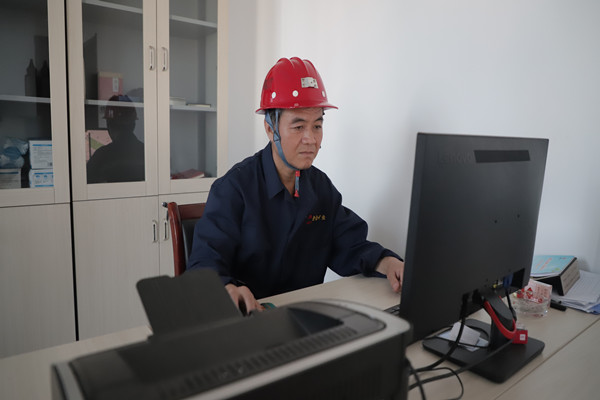 图三 王新亭在西卓煤矿区队办公室正在工作.jpg
