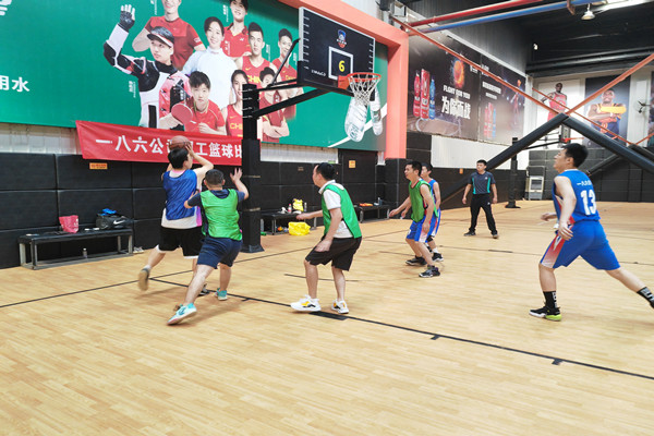 一八六公司工会于8月30日下午在西安市运佳篮球馆开展了职工篮球比赛。（摄影：蔡立卓）.jpg